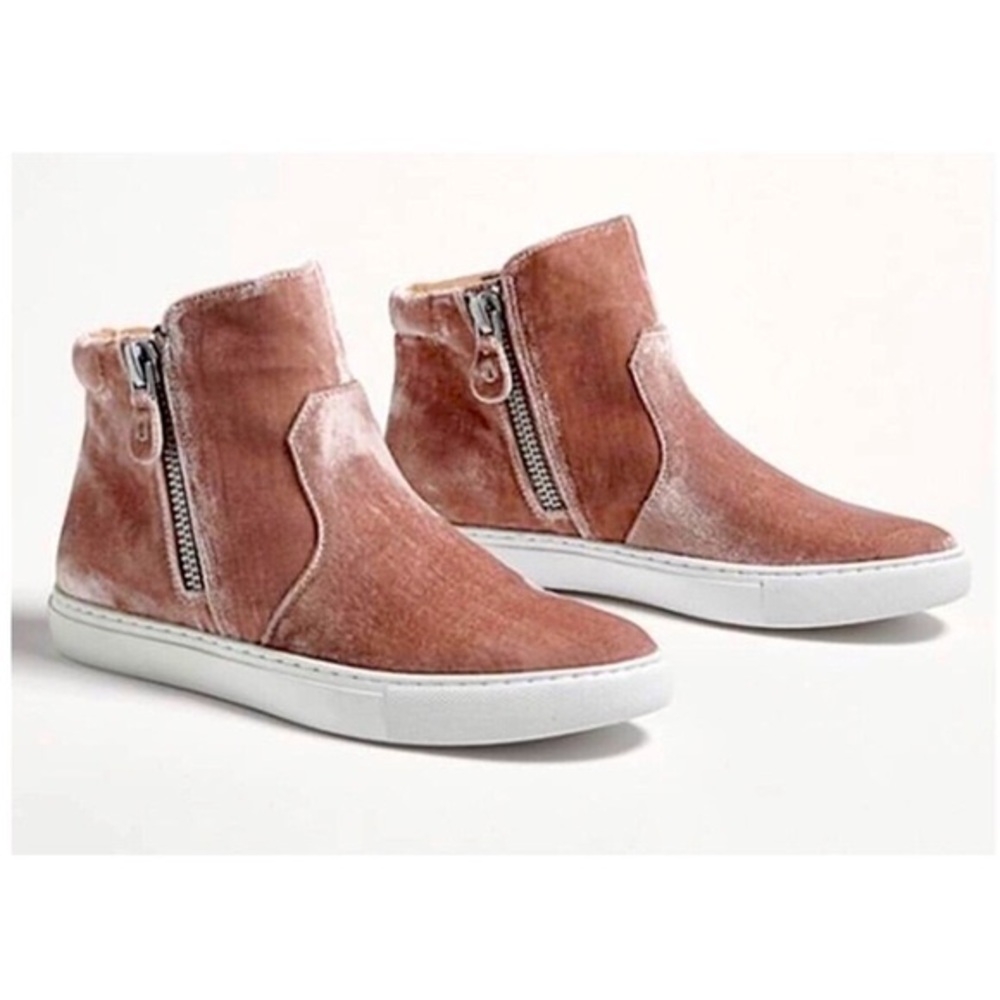 Kenneth Cole Carole blush velvet sneakers